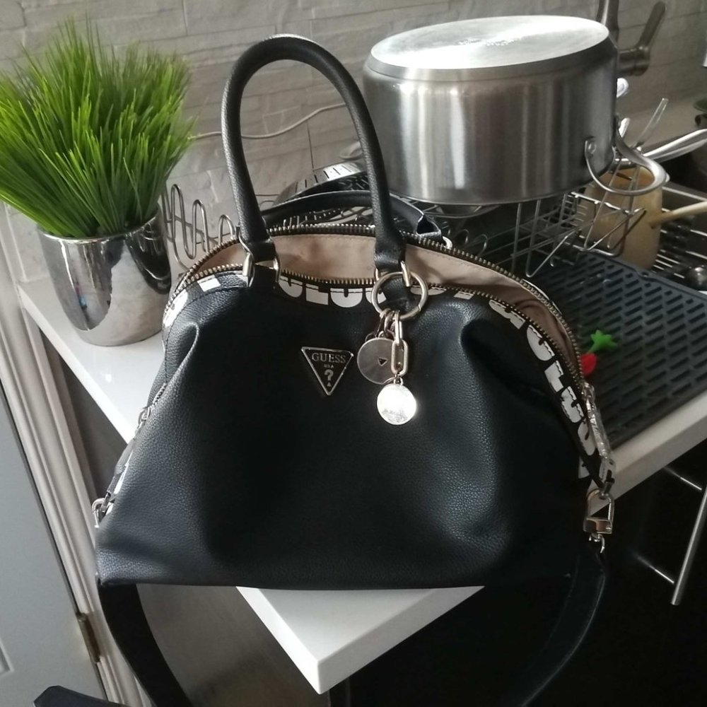 Guess handbag - Picture 3 of 3